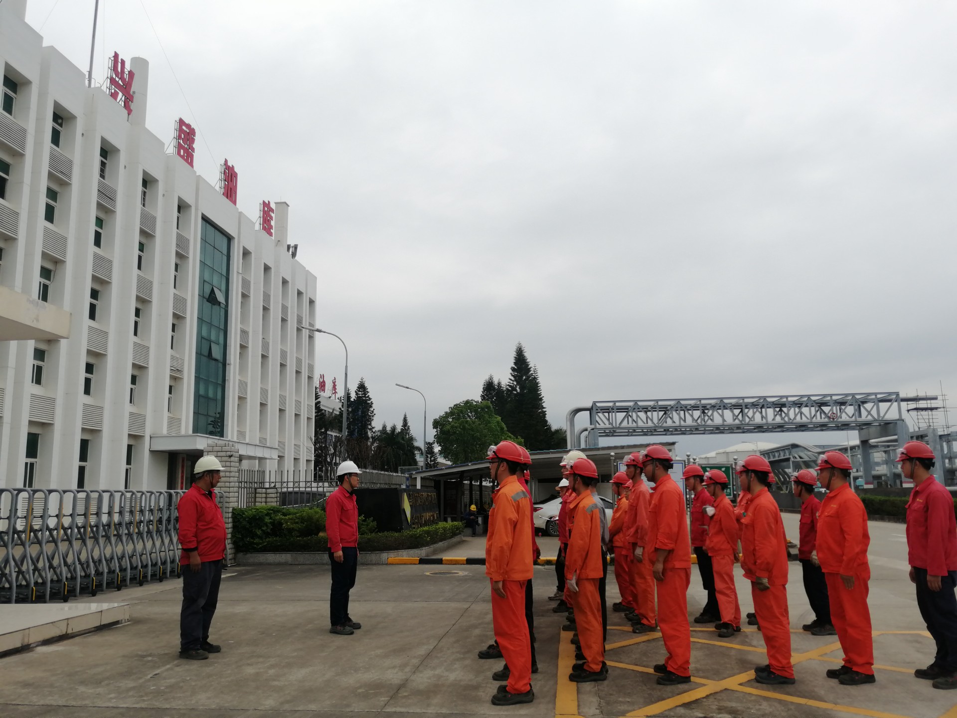 興盛油庫組織全體員工模擬進(jìn)行T1108罐汽油泄漏、火災(zāi)事故應(yīng)急演練